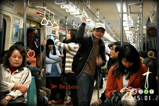 crowded taipei MRT